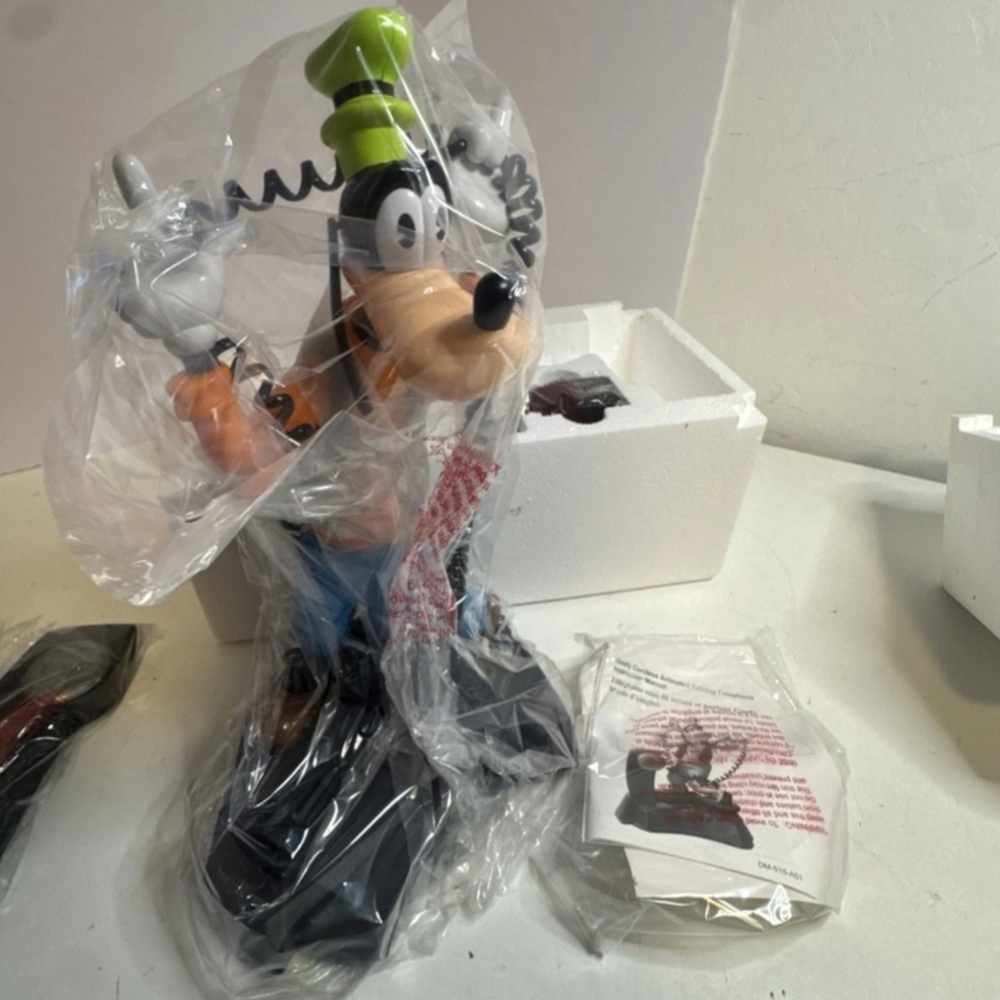 Animated Goofy Figurine Phone with Black Base